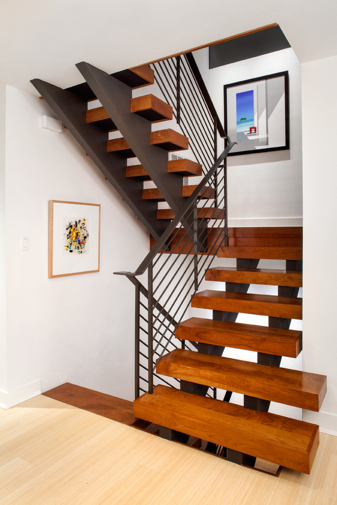 Réalisation d'un escalier sans contremarche design avec des marches en bois et palier.