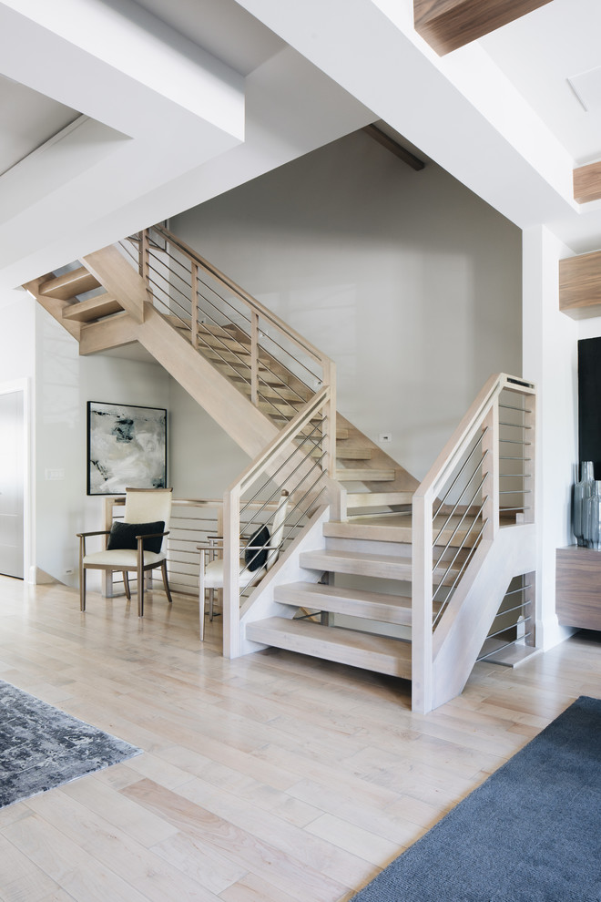 Diseño de escalera en L actual de tamaño medio sin contrahuella con escalones de madera y barandilla de varios materiales