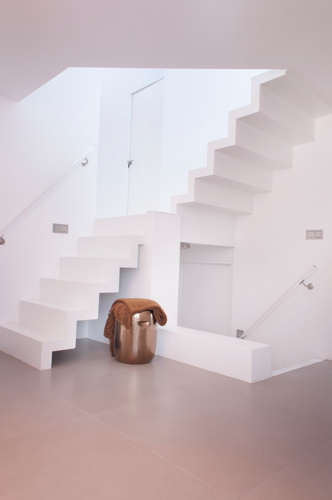 Imagen de escalera contemporánea de tamaño medio