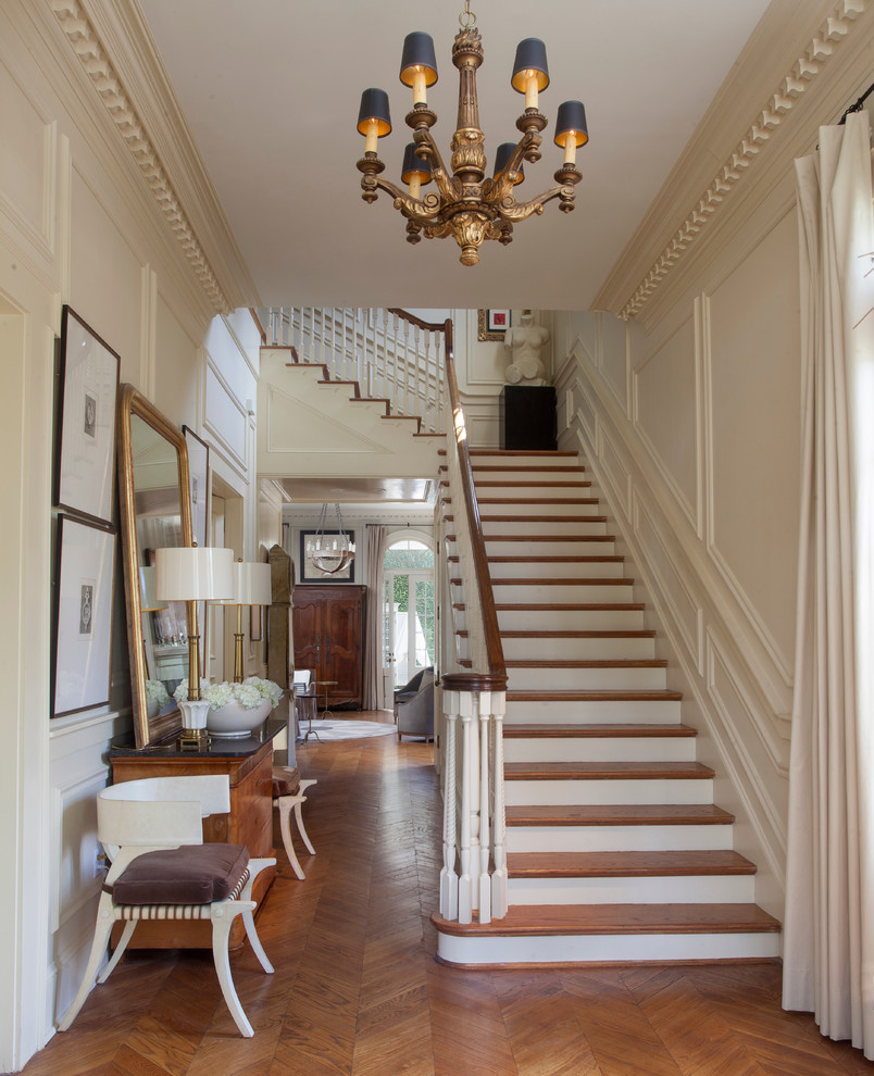 Idée de décoration pour un escalier peint tradition en L avec des marches en bois et éclairage.