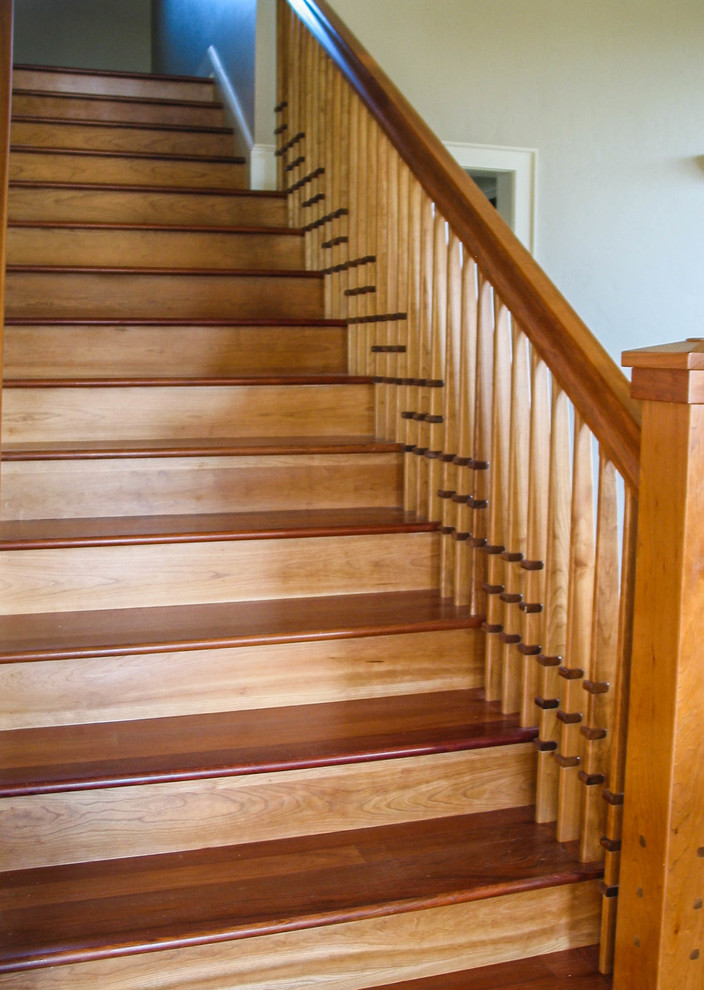 Ejemplo de escalera recta de estilo americano de tamaño medio con escalones de madera y contrahuellas de madera