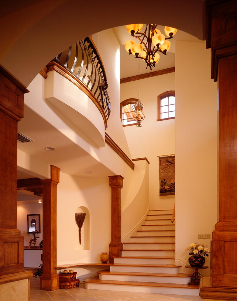 Идея дизайна: изогнутая лестница среднего размера в средиземноморском стиле с деревянными ступенями и крашенными деревянными подступенками
