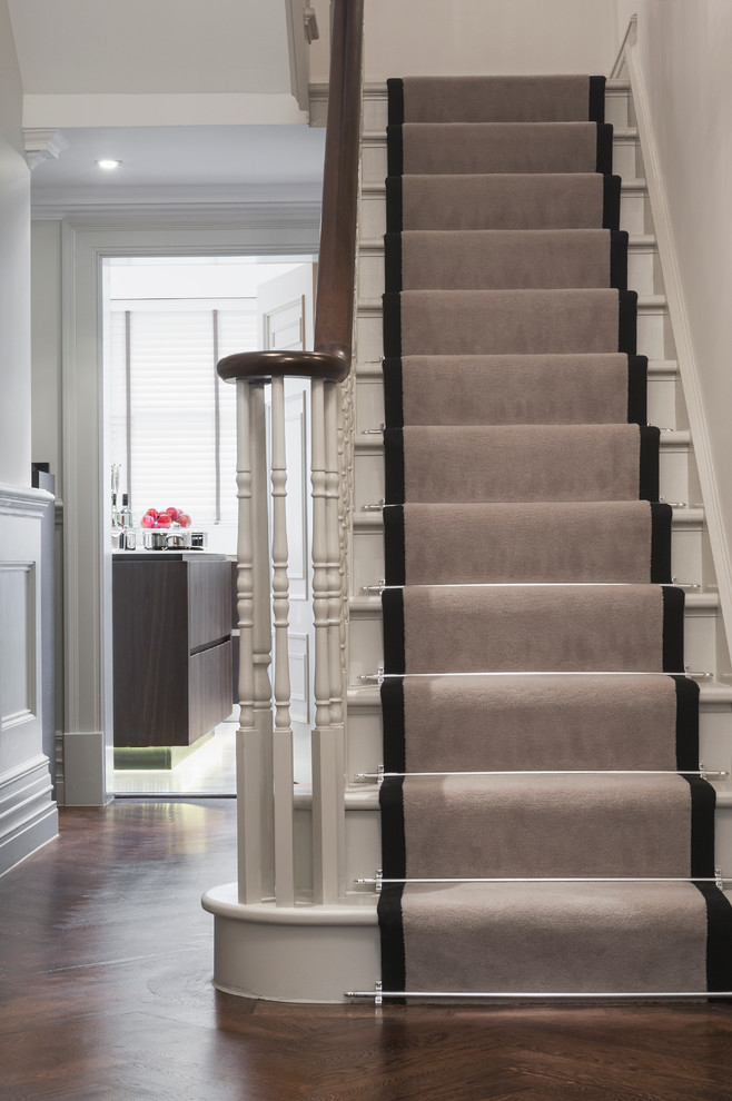 Стильный дизайн: п-образная лестница в классическом стиле - последний тренд