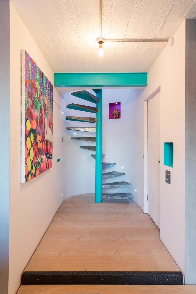 Свежая идея для дизайна: винтовая лестница в стиле лофт с металлическими ступенями - отличное фото интерьера