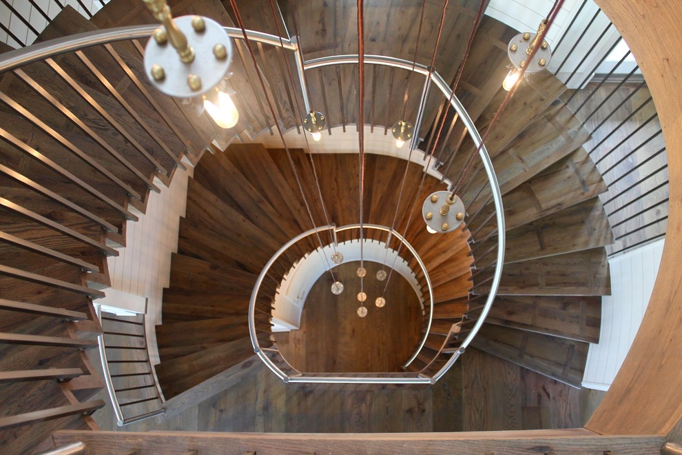 Idées déco pour un très grand escalier hélicoïdal contemporain avec des marches en bois et des contremarches en bois.