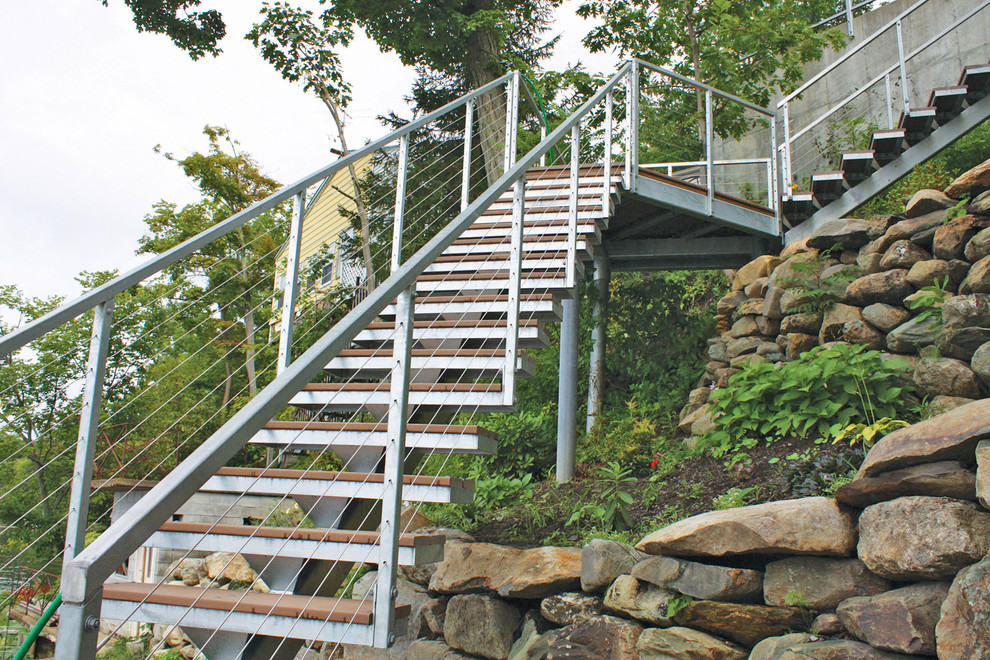 Exempel på en stor klassisk l-trappa i metall, med öppna sättsteg