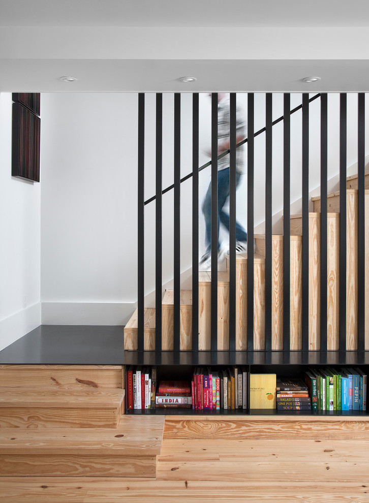 Aménagement d'un escalier scandinave en L avec des marches en bois, des contremarches en bois et rangements.