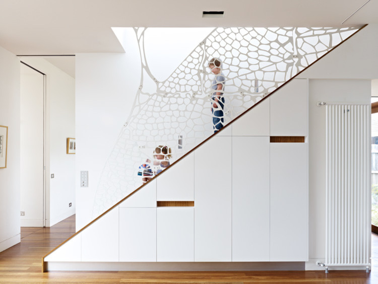 Идея дизайна: прямая деревянная лестница среднего размера в современном стиле с деревянными ступенями и кладовкой или шкафом под ней