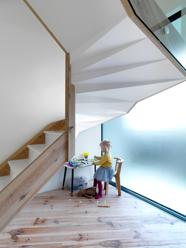 На фото: п-образная лестница среднего размера в современном стиле с крашенными деревянными ступенями, крашенными деревянными подступенками и кладовкой или шкафом под ней