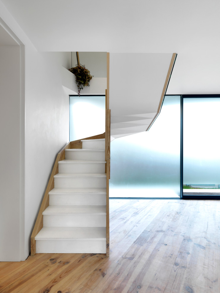 Idée de décoration pour un escalier courbe minimaliste.