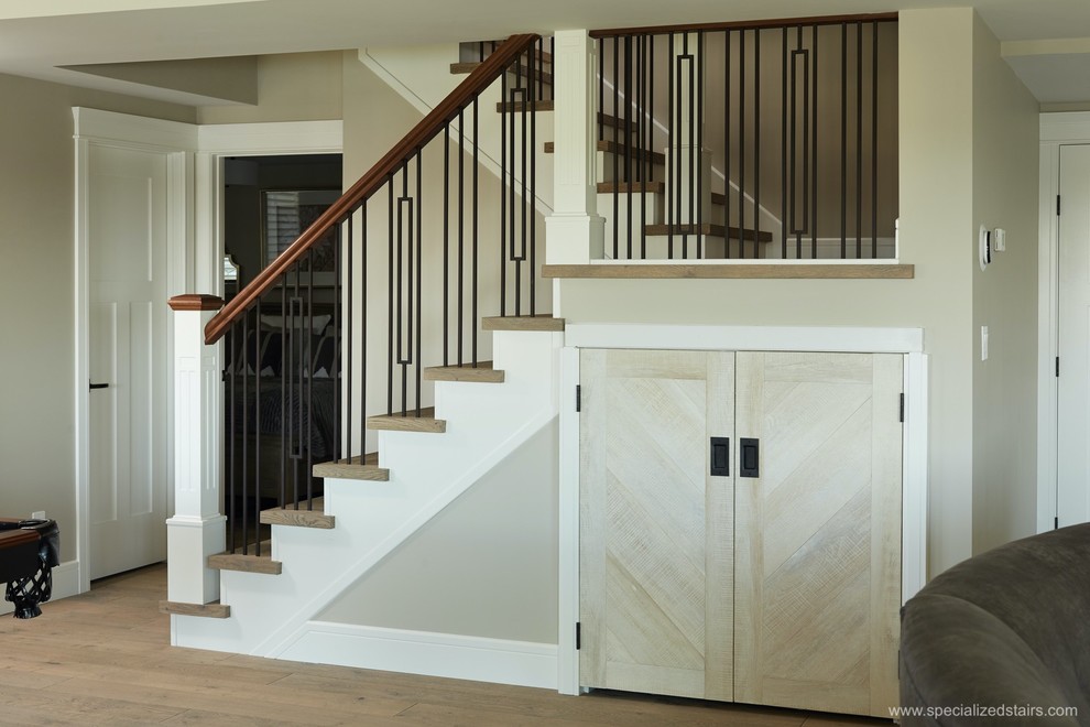 Foto de escalera en U de estilo americano con escalones de madera, contrahuellas de madera y barandilla de varios materiales