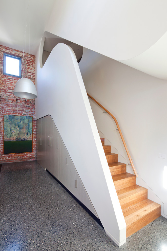 メルボルンにあるラグジュアリーな広いコンテンポラリースタイルのおしゃれな直階段 (木の蹴込み板) の写真