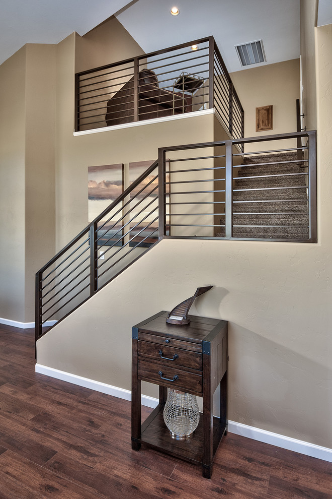 Стильный дизайн: угловая лестница среднего размера в классическом стиле с ступенями с ковровым покрытием, ковровыми подступенками и металлическими перилами - последний тренд