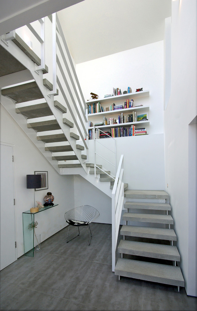 Exemple d'un escalier sans contremarche tendance en U et béton de taille moyenne avec éclairage.