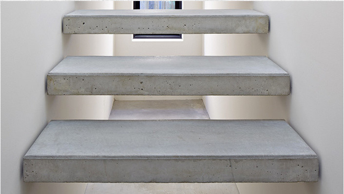 Свежая идея для дизайна: большая лестница на больцах в современном стиле с бетонными ступенями без подступенок - отличное фото интерьера