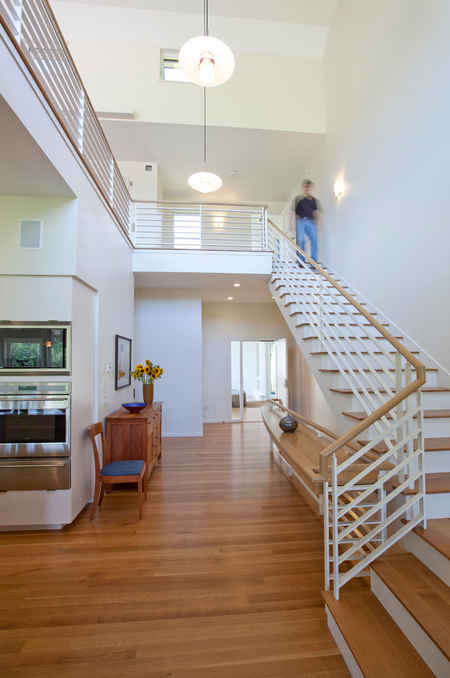 Idée de décoration pour un escalier design avec des marches en bois.