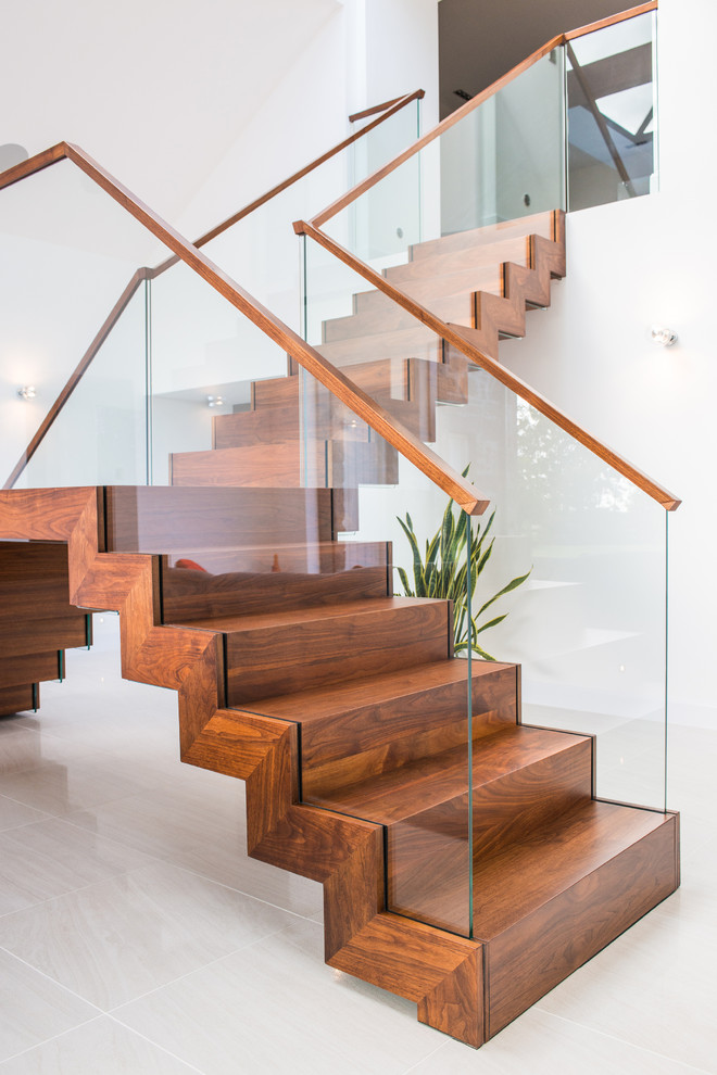 Ejemplo de escalera suspendida moderna de tamaño medio con escalones de madera y contrahuellas de madera