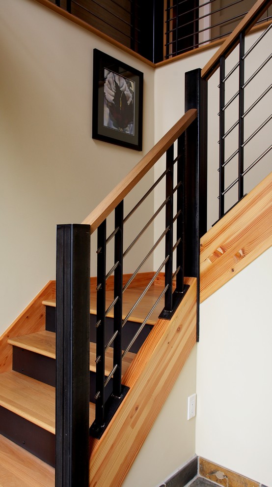 Foto de escalera en U minimalista de tamaño medio con escalones de madera, contrahuellas de metal y barandilla de varios materiales