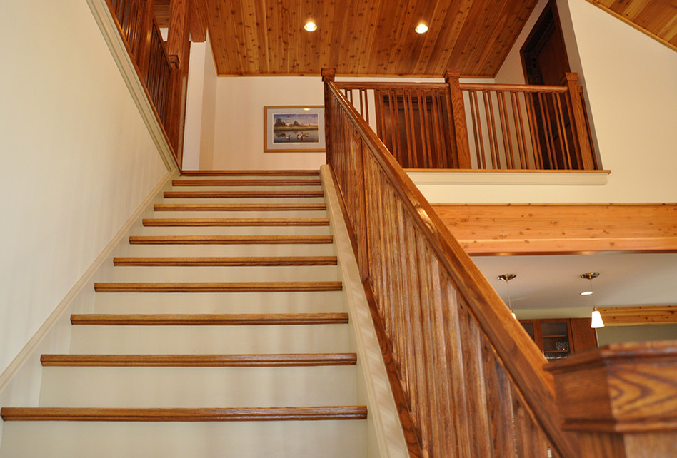 Imagen de escalera recta actual con escalones de madera y contrahuellas de madera pintada
