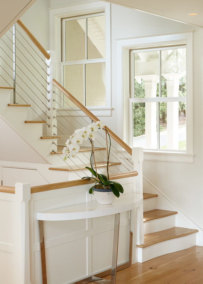 Aménagement d'un escalier peint classique en L avec des marches en bois et un garde-corps en matériaux mixtes.