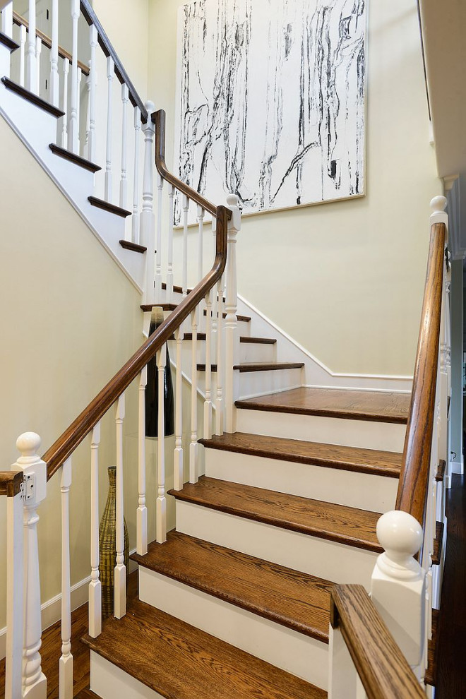 Aménagement d'un escalier peint craftsman en U de taille moyenne avec des marches en bois et un garde-corps en bois.