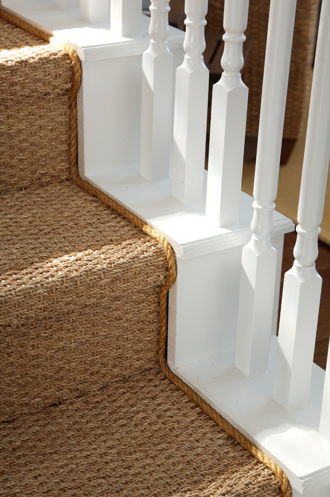 На фото: прямая лестница среднего размера в морском стиле с крашенными деревянными ступенями, крашенными деревянными подступенками и деревянными перилами с