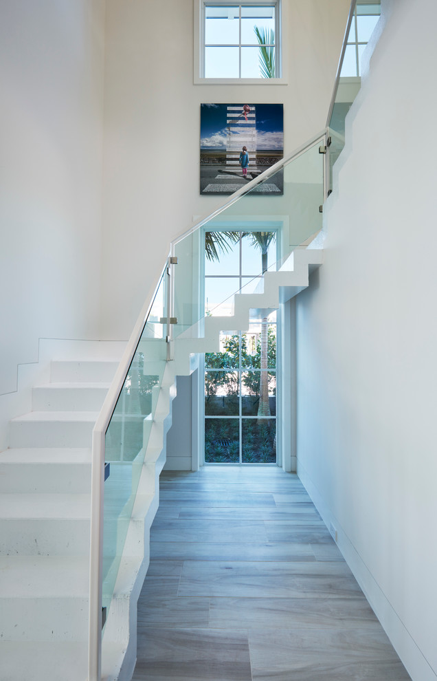 На фото: большая угловая бетонная лестница в стиле модернизм с бетонными ступенями с