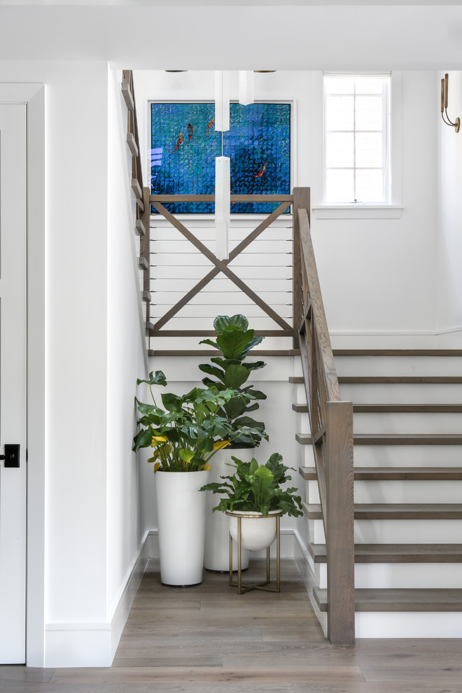 Пример оригинального дизайна: п-образная лестница среднего размера в морском стиле с деревянными ступенями, крашенными деревянными подступенками и перилами из тросов