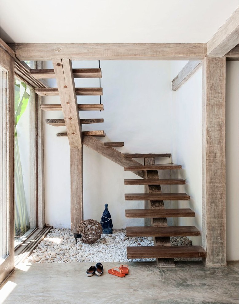 Стильный дизайн: п-образная лестница в морском стиле с деревянными ступенями без подступенок - последний тренд