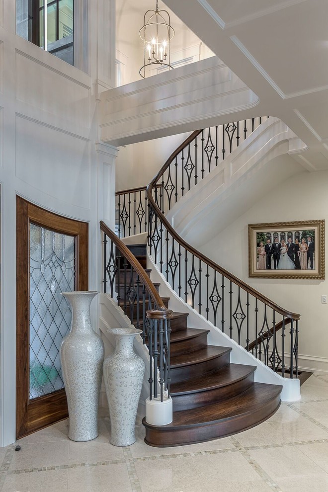 Источник вдохновения для домашнего уюта: винтовая деревянная лестница среднего размера в классическом стиле с деревянными ступенями и деревянными перилами