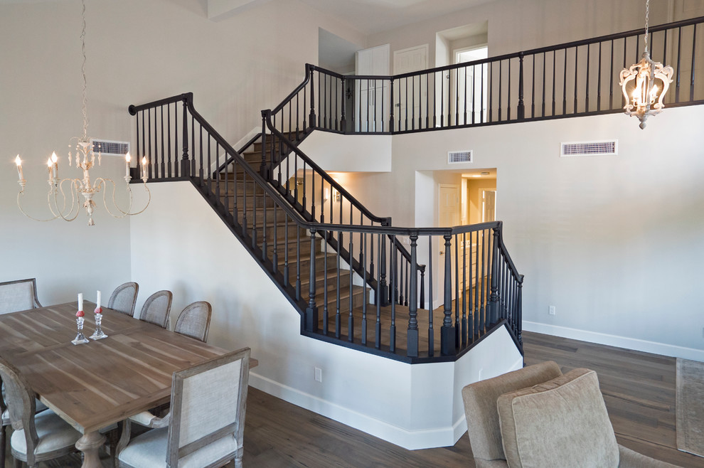 Свежая идея для дизайна: п-образная деревянная лестница в стиле неоклассика (современная классика) с деревянными ступенями - отличное фото интерьера