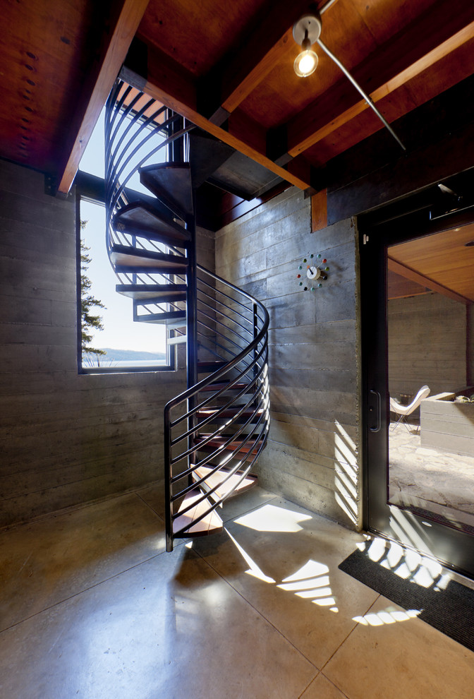 Свежая идея для дизайна: винтовая лестница в стиле лофт - отличное фото интерьера