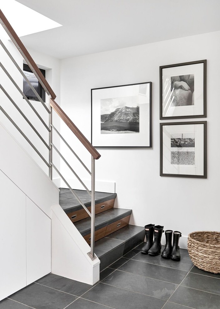 Inspiration pour un escalier carrelé traditionnel en L de taille moyenne avec des contremarches en bois.