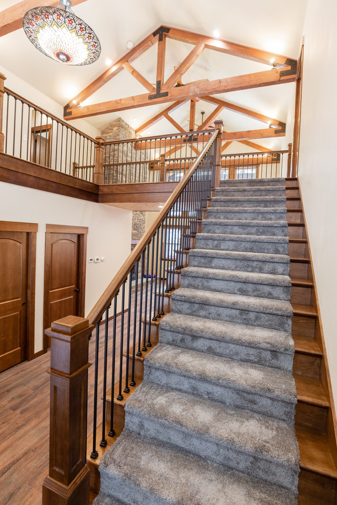 Пример оригинального дизайна: большая угловая деревянная лестница в стиле рустика с деревянными ступенями и перилами из смешанных материалов