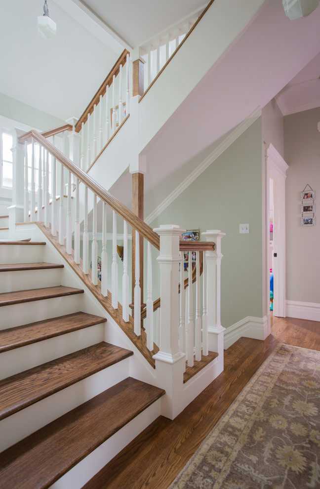 Источник вдохновения для домашнего уюта: винтовая деревянная лестница в классическом стиле с деревянными ступенями и деревянными перилами