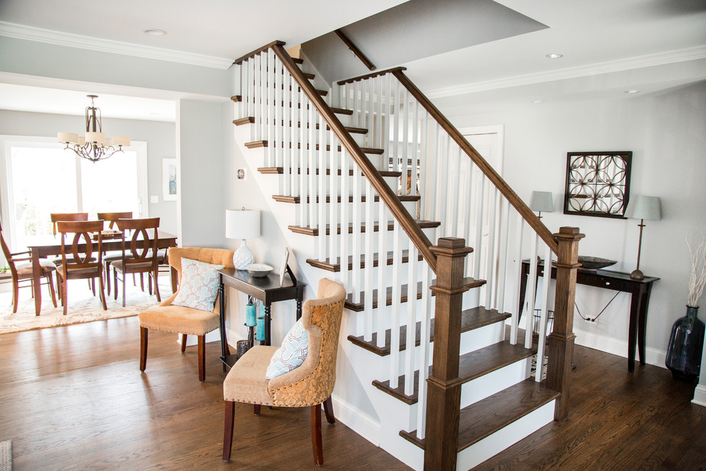 Пример оригинального дизайна: прямая лестница среднего размера в стиле неоклассика (современная классика) с деревянными ступенями, крашенными деревянными подступенками и деревянными перилами
