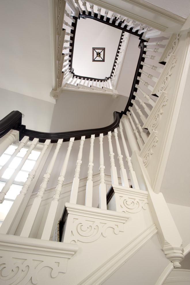 Источник вдохновения для домашнего уюта: винтовая лестница в классическом стиле с деревянными перилами