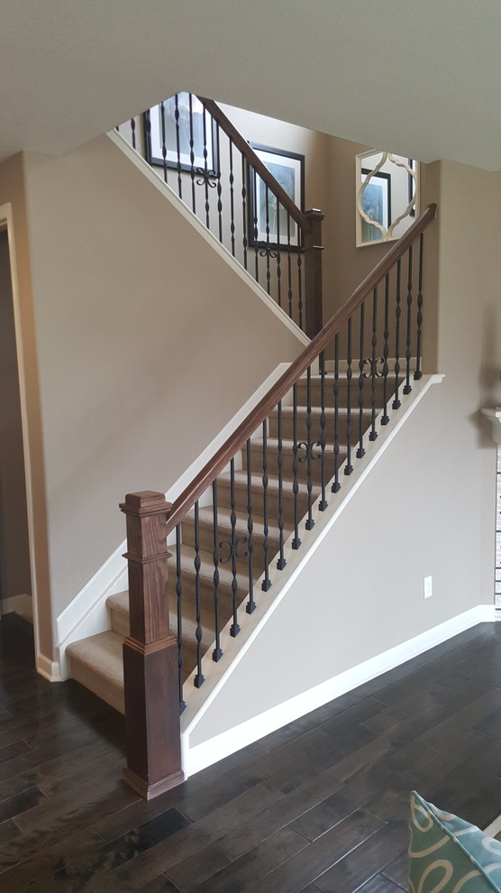 Idées déco pour un escalier courbe classique de taille moyenne avec des marches en moquette et des contremarches en moquette.