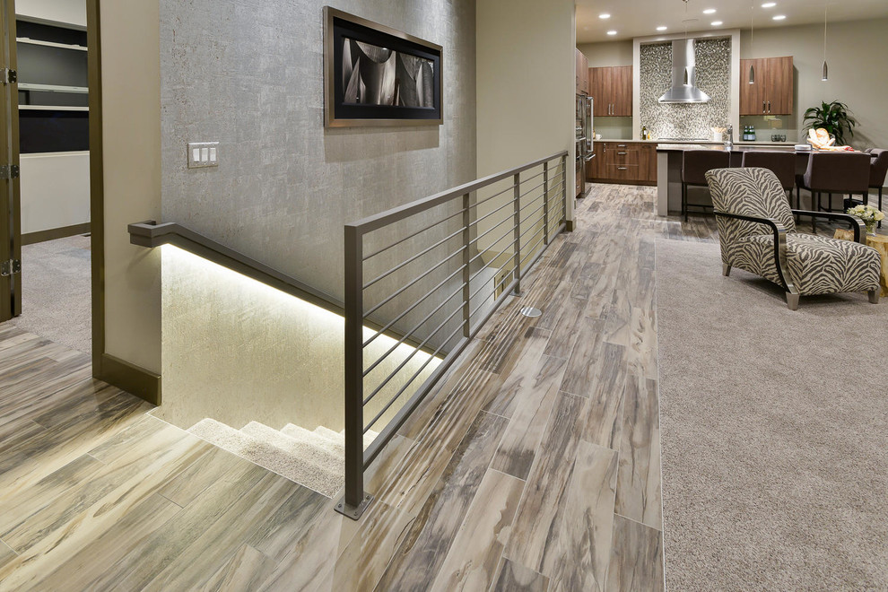 Mittelgroße, Gerade Moderne Treppe mit Teppich-Treppenstufen, Teppich-Setzstufen und Stahlgeländer in Denver
