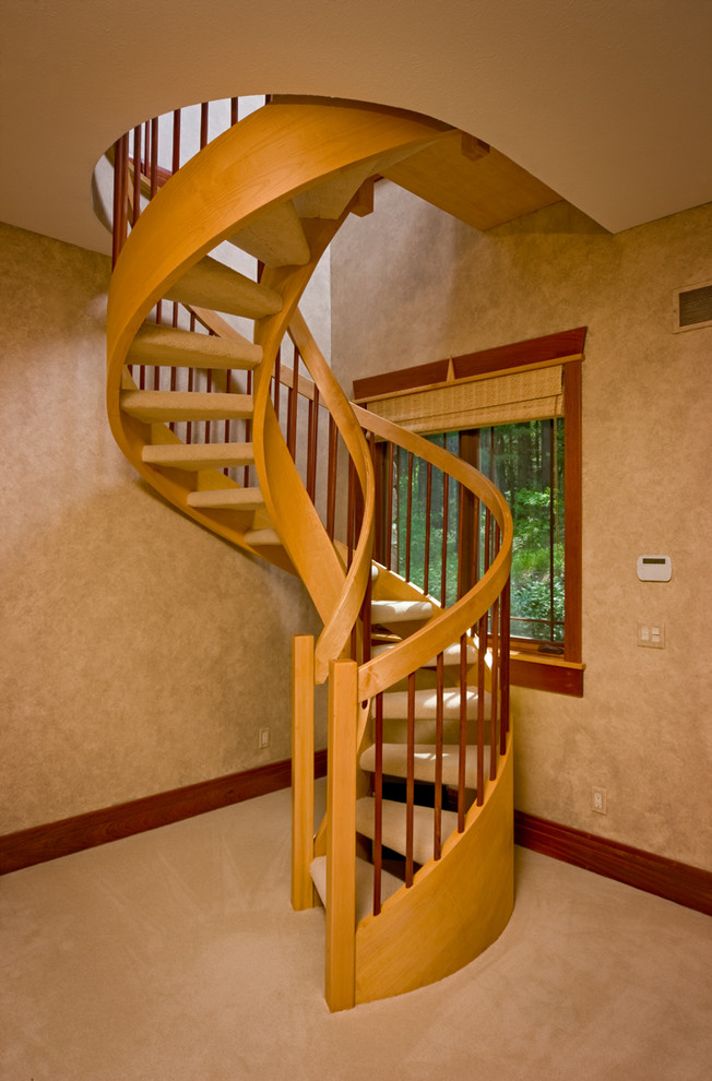 Ejemplo de escalera curva rústica pequeña sin contrahuella con escalones enmoquetados