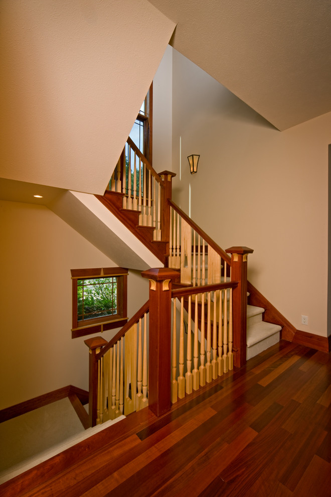Идея дизайна: п-образная лестница в стиле рустика с ступенями с ковровым покрытием и ковровыми подступенками