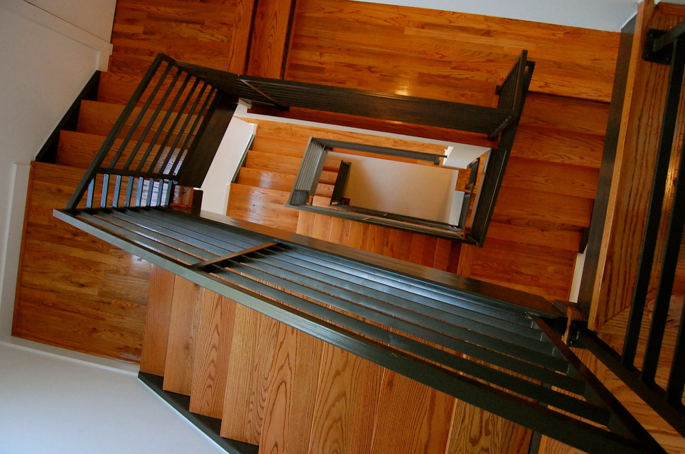 Réalisation d'un escalier sans contremarche flottant design avec des marches en bois.