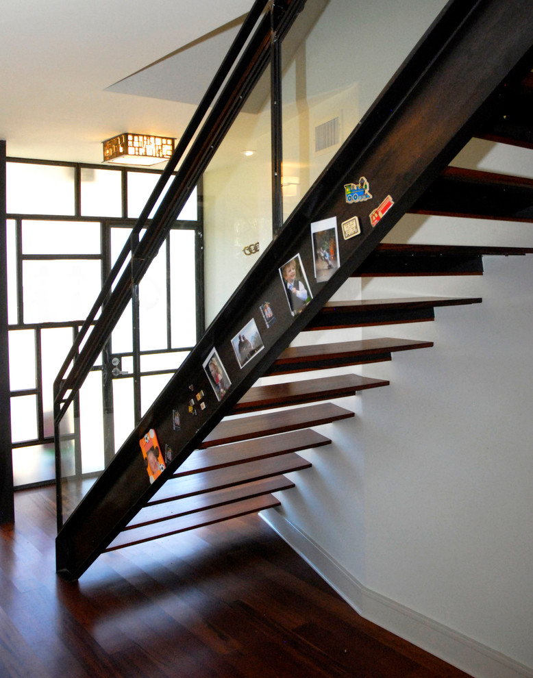 Moderne Treppe mit offenen Setzstufen in Austin