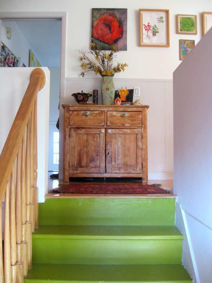Свежая идея для дизайна: лестница в стиле фьюжн с крашенными деревянными ступенями и крашенными деревянными подступенками - отличное фото интерьера