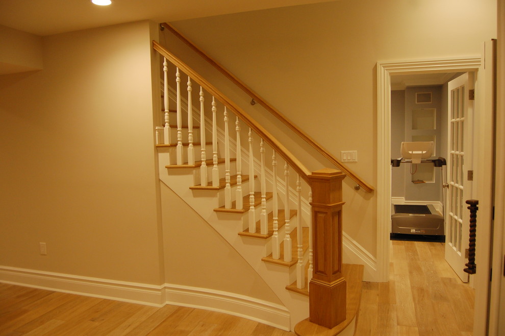 Пример оригинального дизайна: прямая лестница среднего размера в классическом стиле с деревянными ступенями, крашенными деревянными подступенками и деревянными перилами
