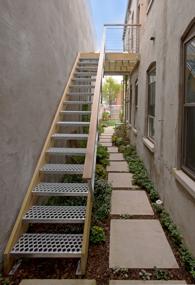 Exemple d'un escalier sans contremarche droit industriel de taille moyenne avec des marches en métal.