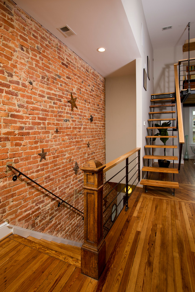 Свежая идея для дизайна: прямая лестница среднего размера в стиле лофт с деревянными ступенями без подступенок - отличное фото интерьера