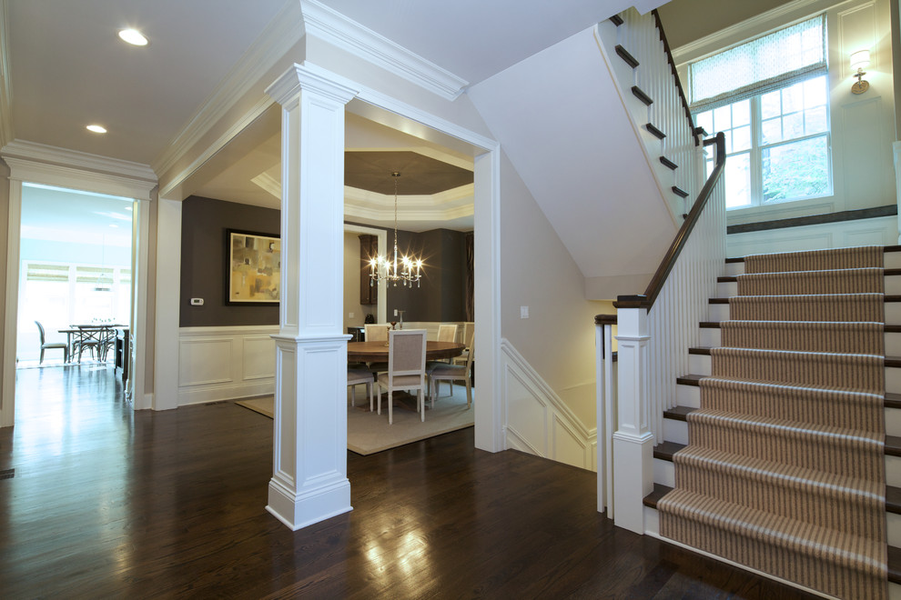 Свежая идея для дизайна: п-образная лестница среднего размера в морском стиле с деревянными ступенями и крашенными деревянными подступенками - отличное фото интерьера