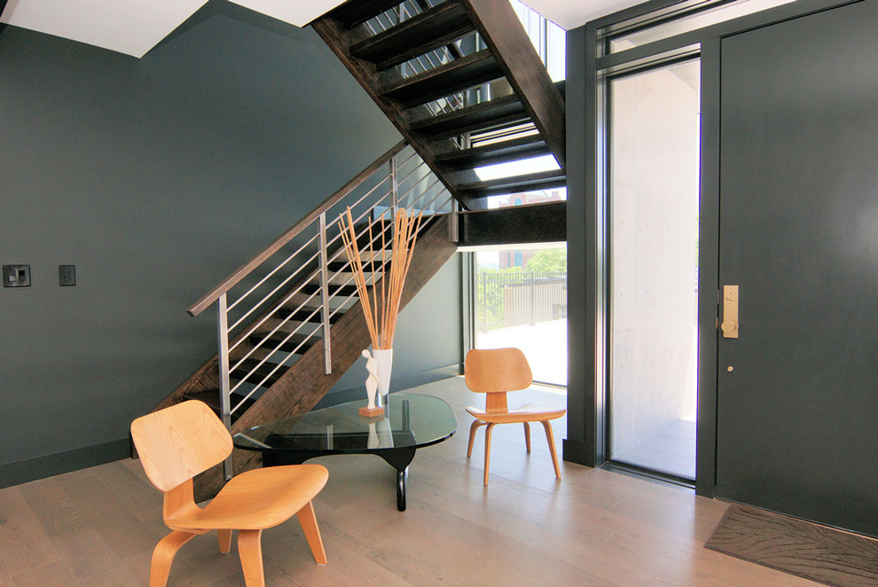 На фото: лестница среднего размера в стиле модернизм с