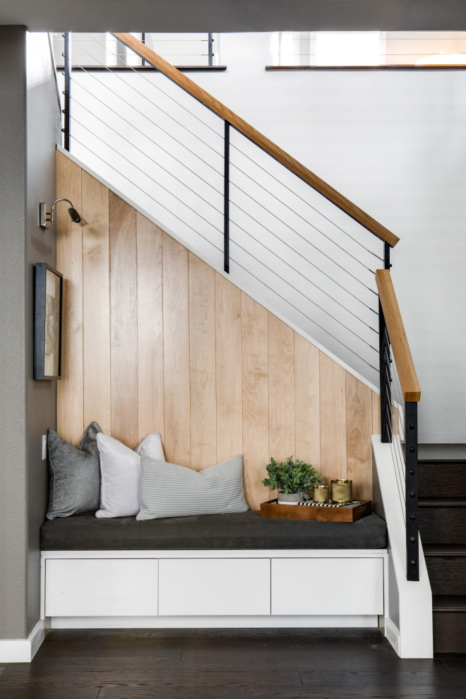 Источник вдохновения для домашнего уюта: угловая деревянная лестница среднего размера в современном стиле с деревянными ступенями, перилами из тросов и панелями на части стены